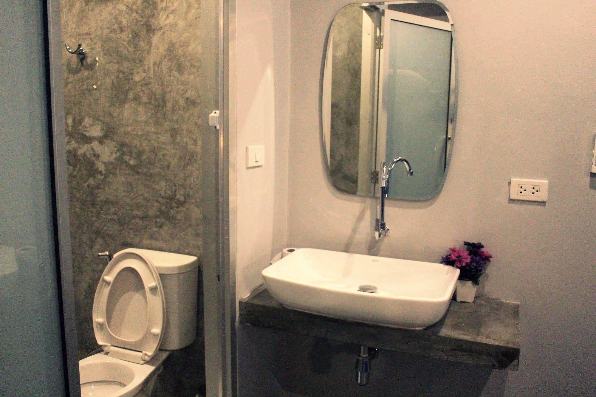 Hip Hostel - Sha Plus Patong Екстериор снимка